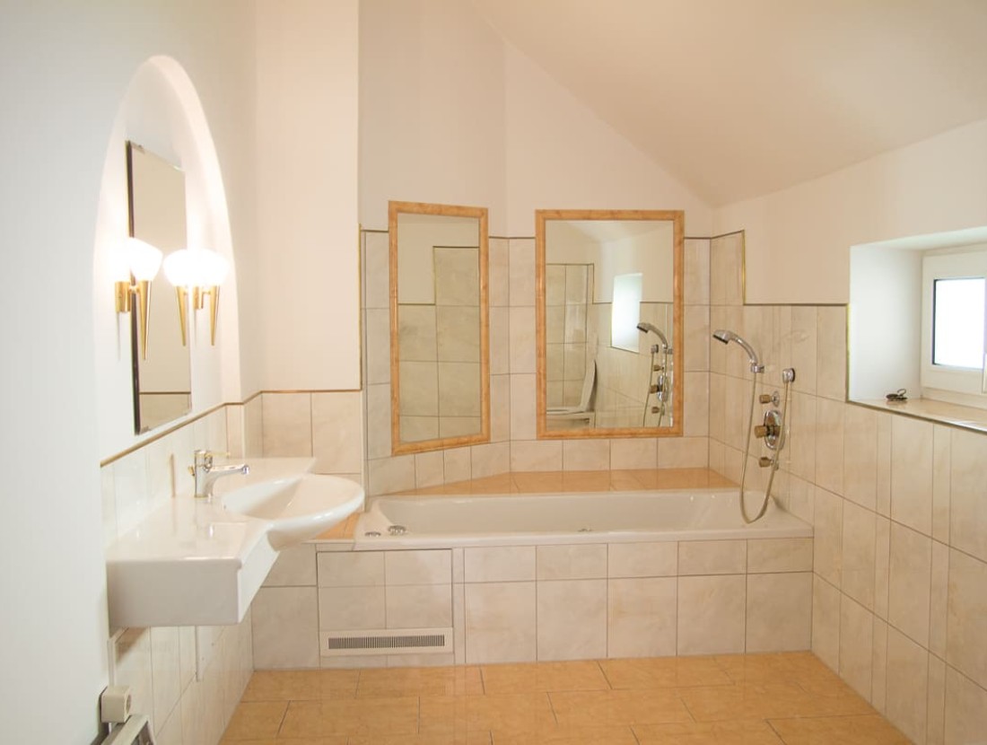 Großes Badezimmer mit Whirlwanne