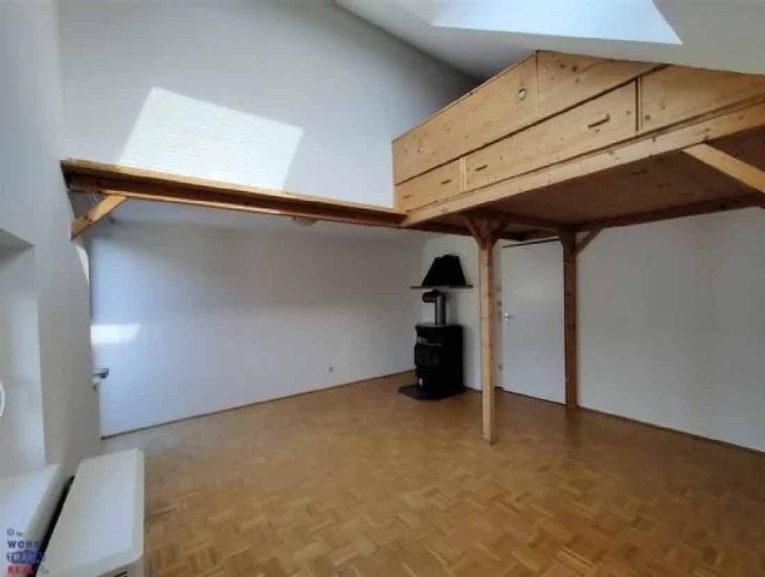 Hohe Räume mit Sichtbalken