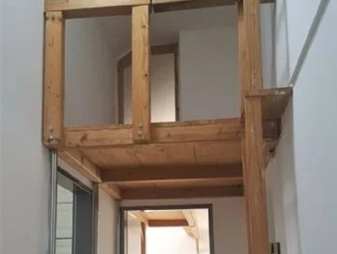 Hohe Räume mit Sichtbalken