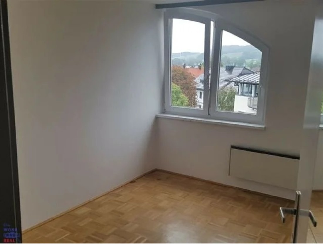 Hohe Räume mit Sichtbalken