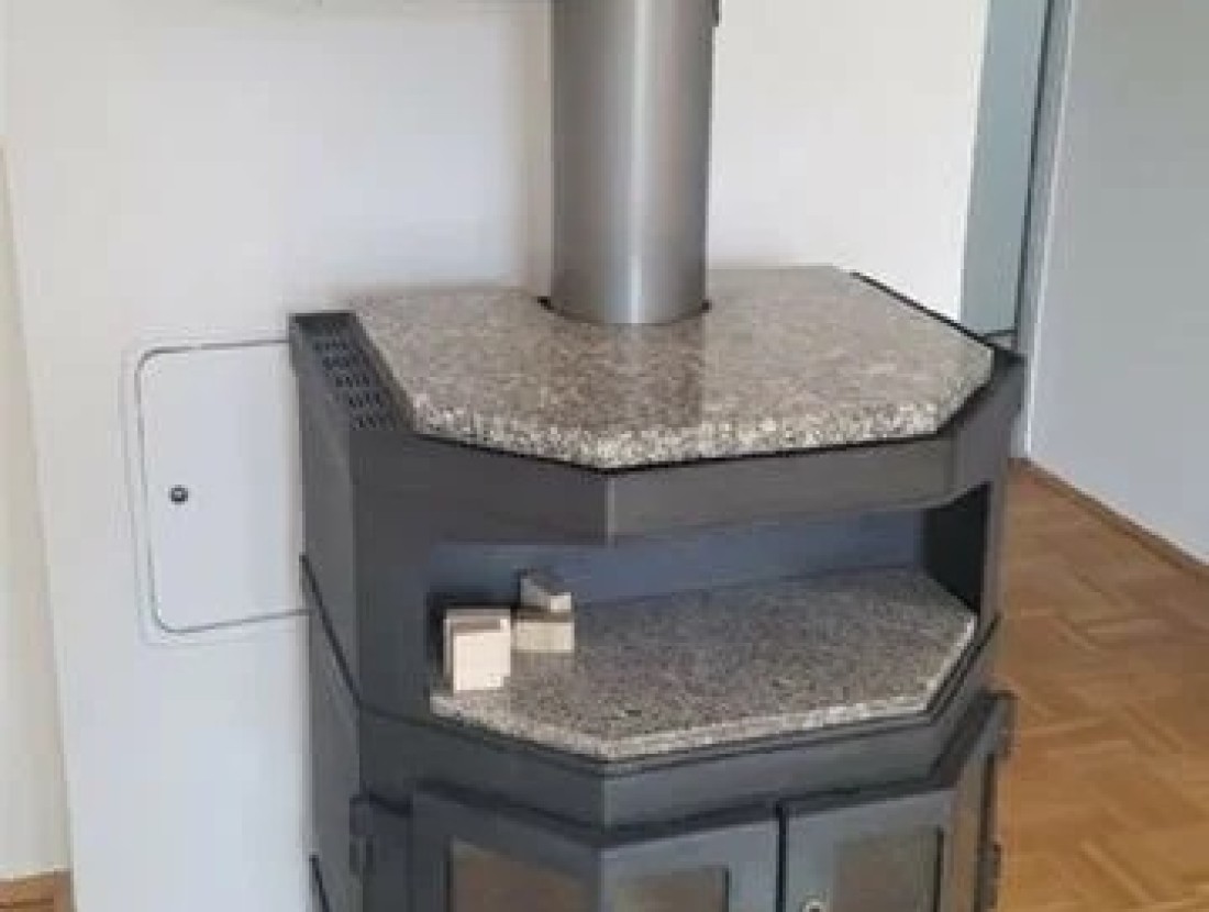 Wohnzimmer mit Holzofen